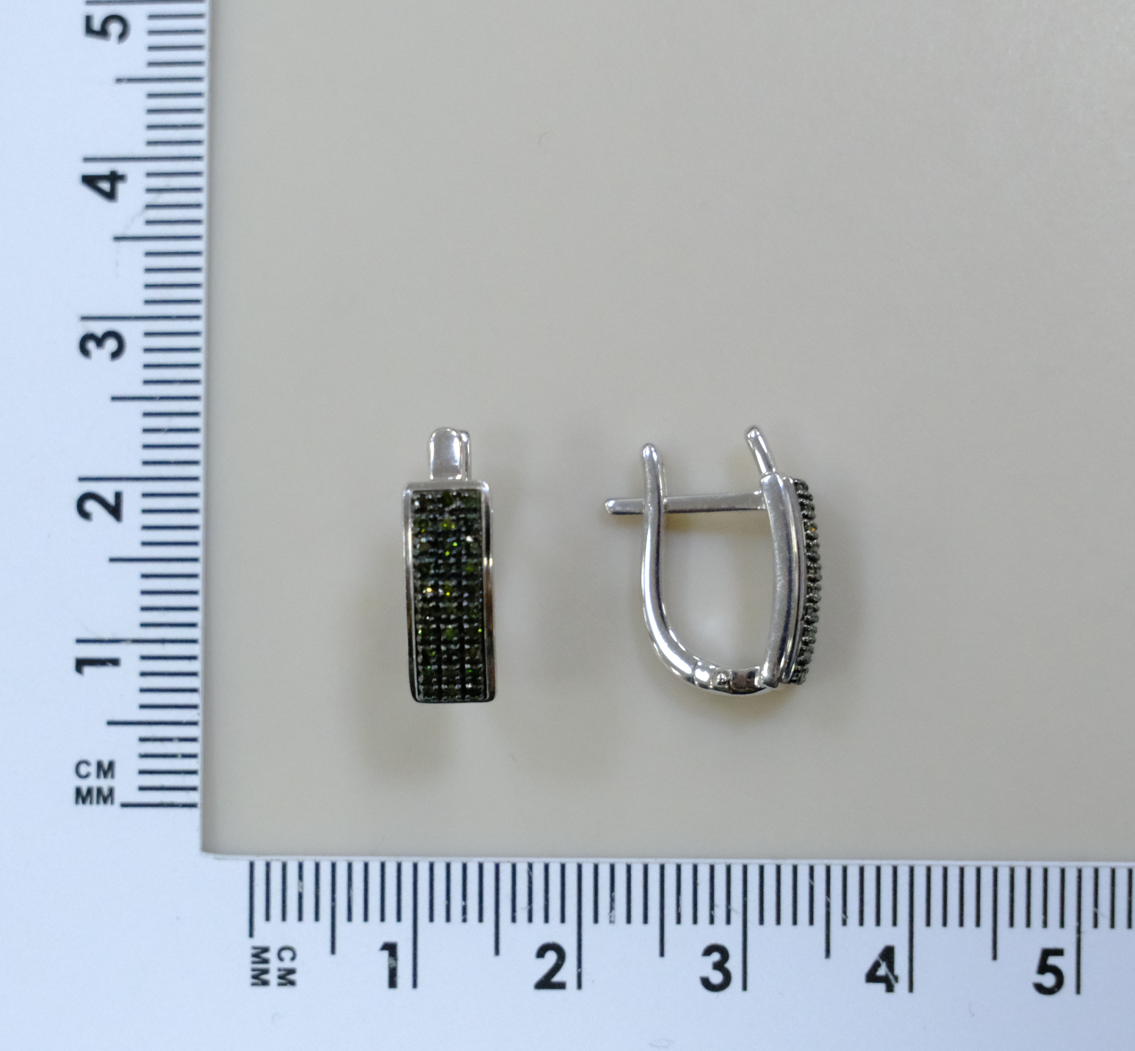 Серебряные серьги с зелеными бриллиантами